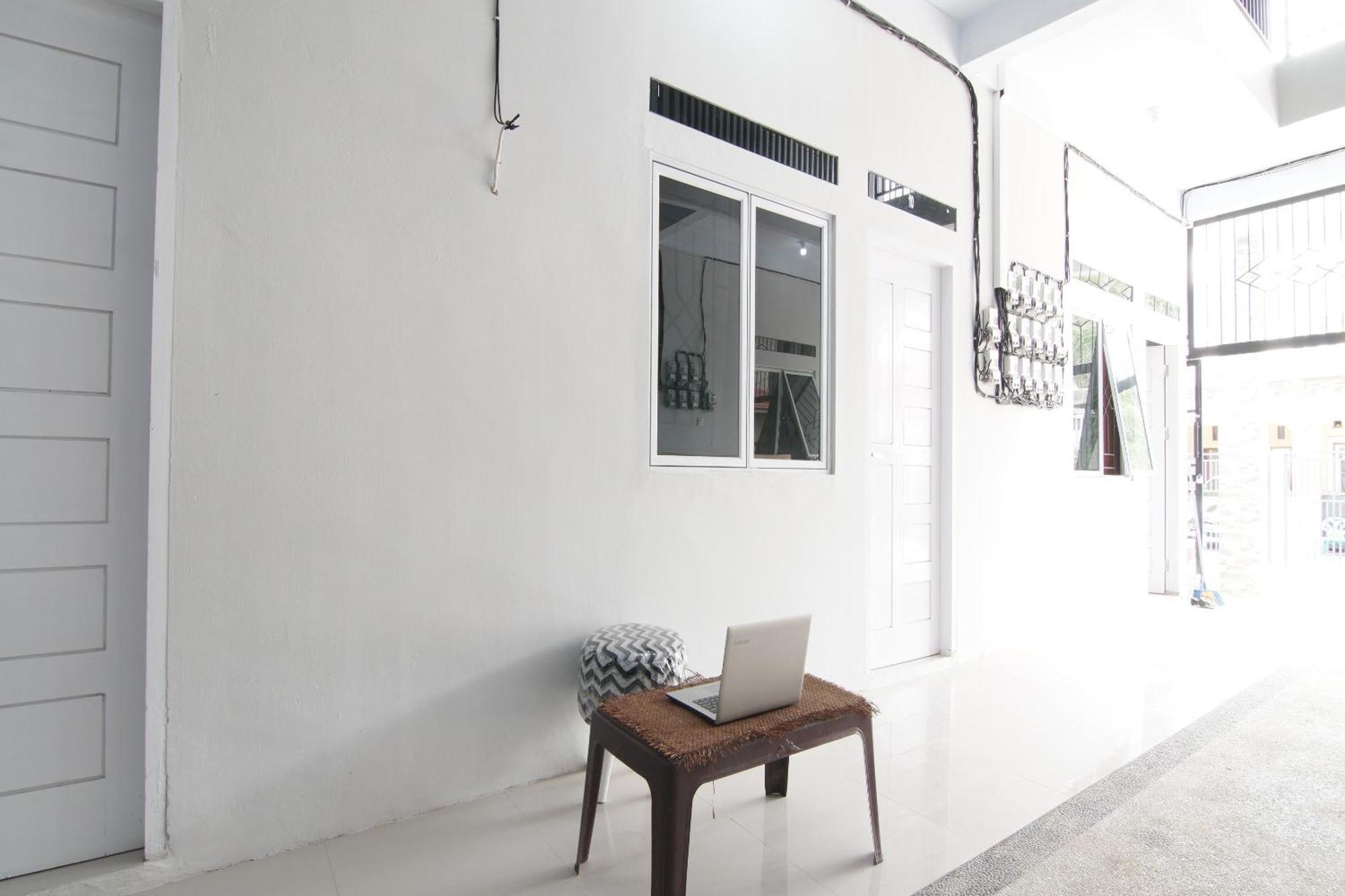Oyo 93767 45 Guest House Sragen Exterior photo